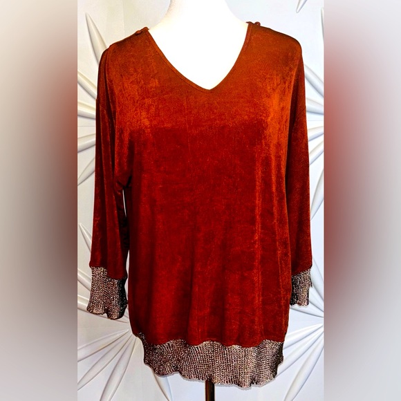 Chico's Tops - Chicos SZ 0 Petite brown/gold V-neck top w/optional neck chain. Bust 40”-46”.